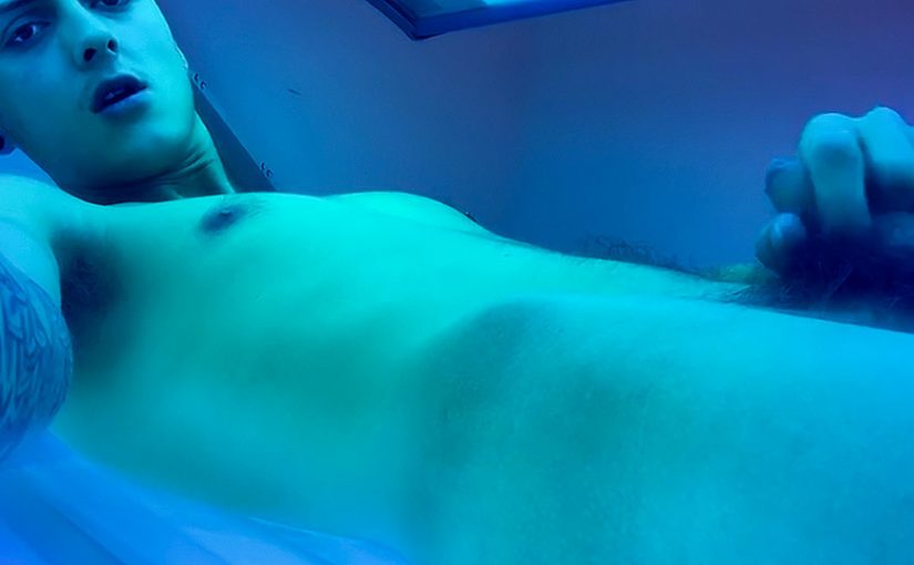 Twinky Sun Bed Stroke Show – Hector White